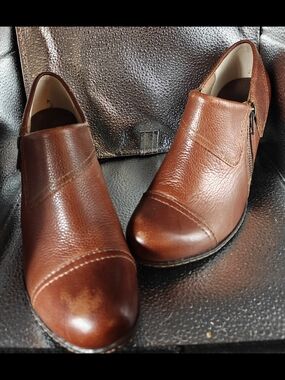 b.o.c. Women's Chestnut Brown Leather Side Zip Booties